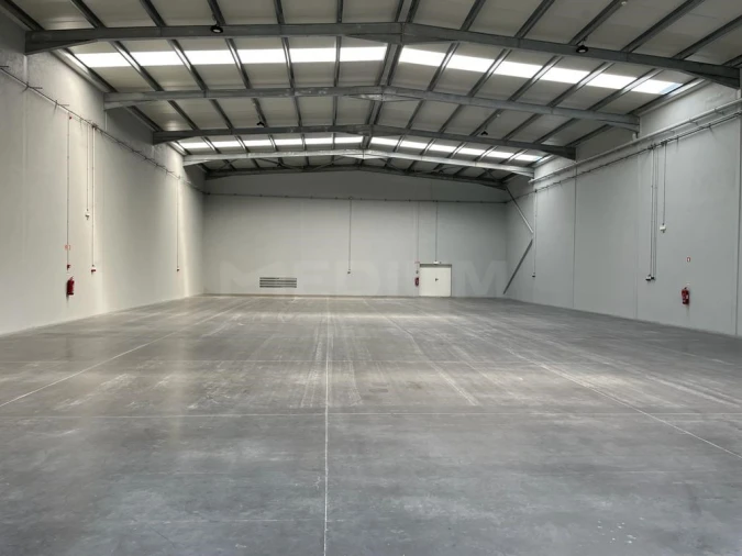 Armazém para Arrendamento em Vilarinho das Cambas Foto 2