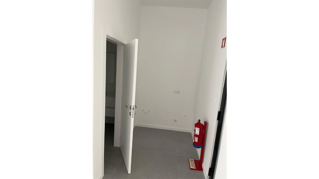 Loja para Arrendamento em Arcozelo Foto 7