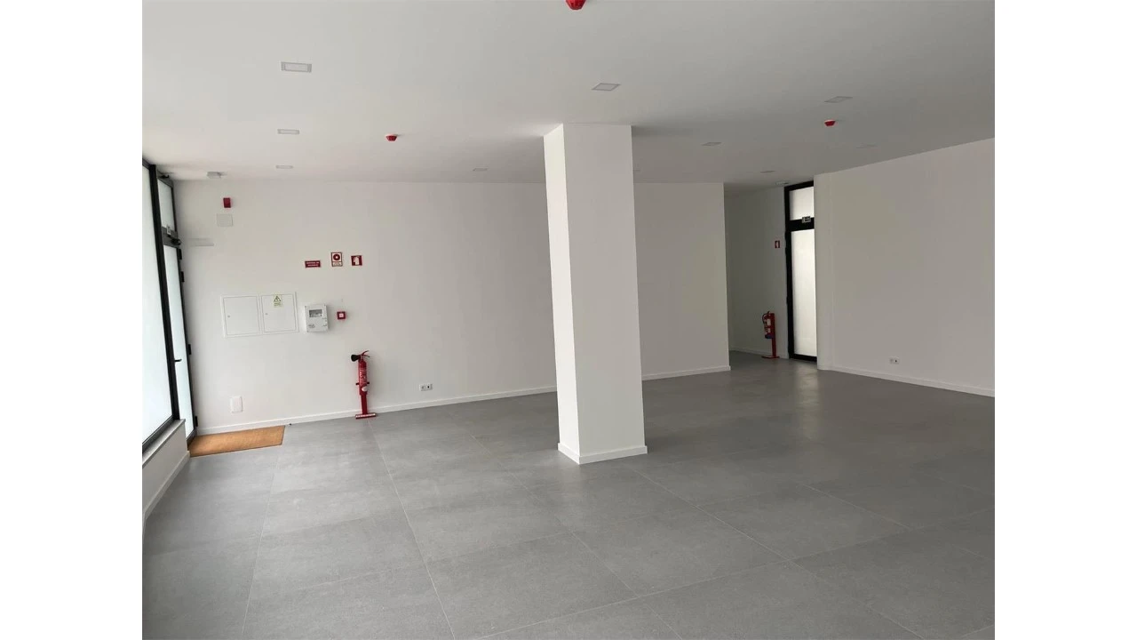 Loja para Arrendamento em Arcozelo Foto 3