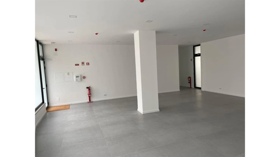 Loja para Arrendamento em Arcozelo Foto 3