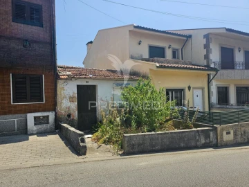 Moradia T2 para Venda em Vila Cova da Lixa e Borba de Godim