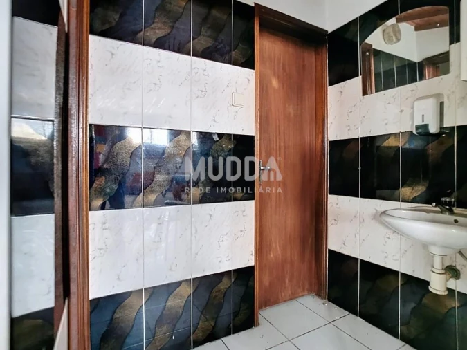 Loja para Arrendamento em Santa Maria Maior Foto 8