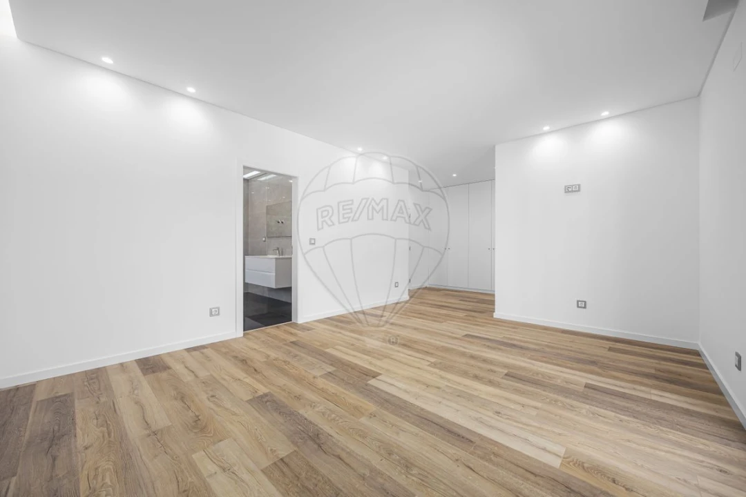 Moradia T6 para Venda em São Pedro da Cadeira Foto 23