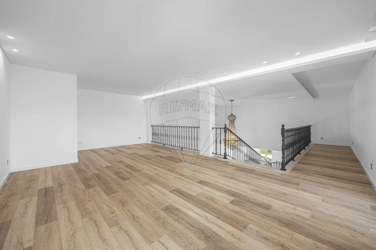 Moradia T6 para Venda em São Pedro da Cadeira Foto 22