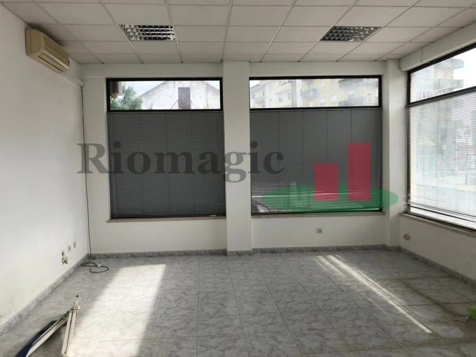 Loja para Venda em Rio Maior Foto 2