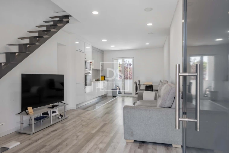 Apartamento T3 para Venda em Seixal Foto 2