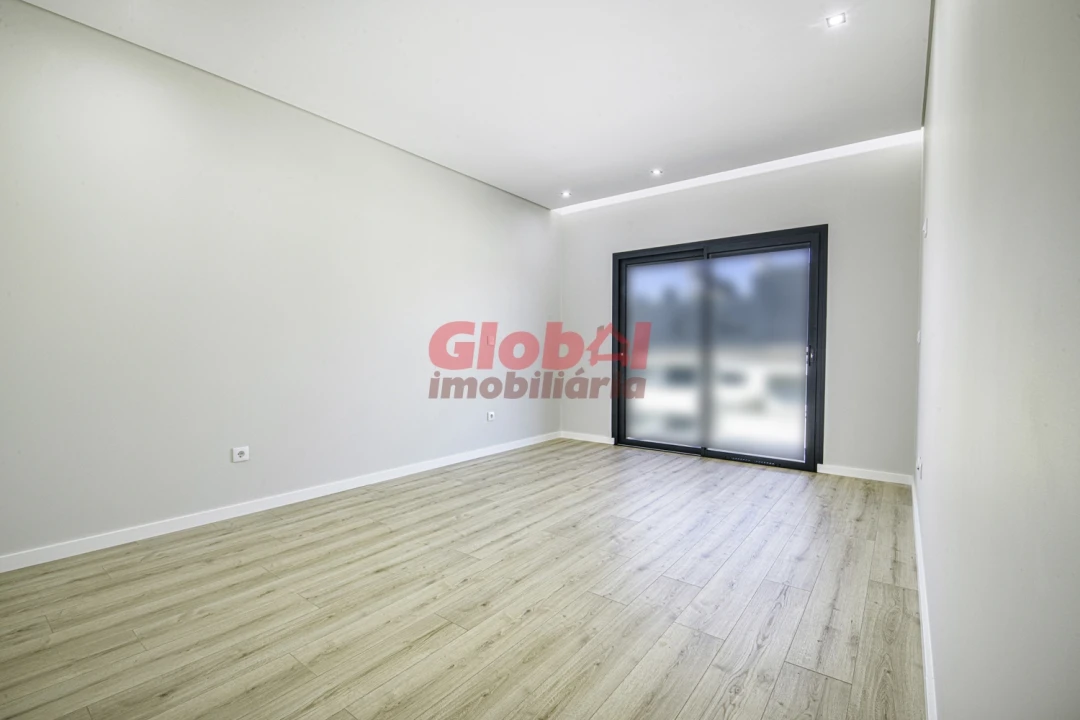 Apartamento T4 para Venda em Repeses e São Salvador Foto 12