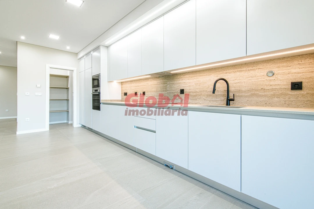 Apartamento T4 para Venda em Repeses e São Salvador Foto 3