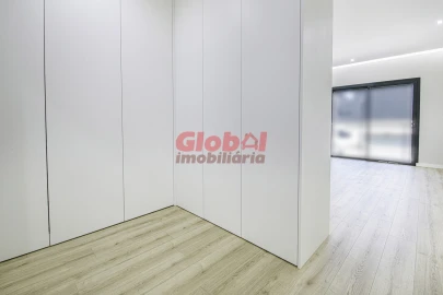 Apartamento T4 para Venda em Repeses e São Salvador