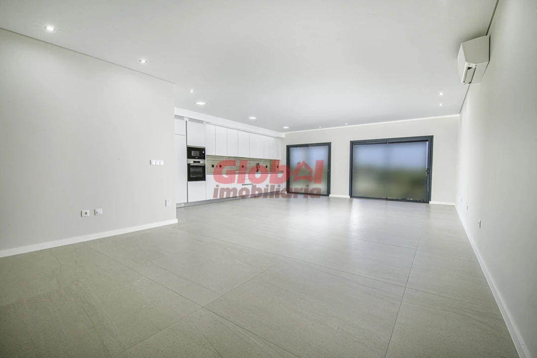 Apartamento T4 para Venda em Repeses e São Salvador Foto 1