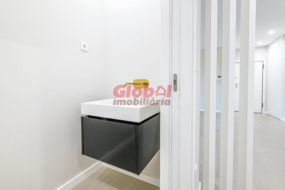 Apartamento T4 para Venda em Repeses e São Salvador Foto 5