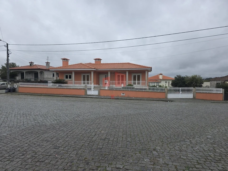 Moradia T3 para Venda em Nine Foto 1