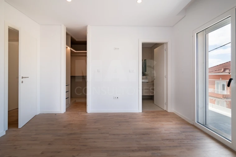 Moradia T4 para Venda em Pontinha e Famões Foto 8