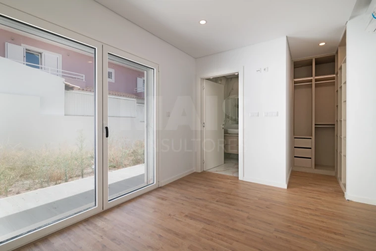 Moradia T4 para Venda em Pontinha e Famões Foto 6