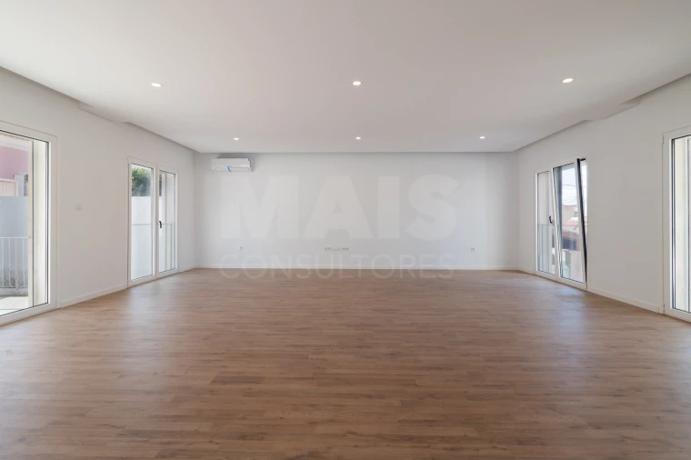 Moradia T4 para Venda em Pontinha e Famões Foto 4