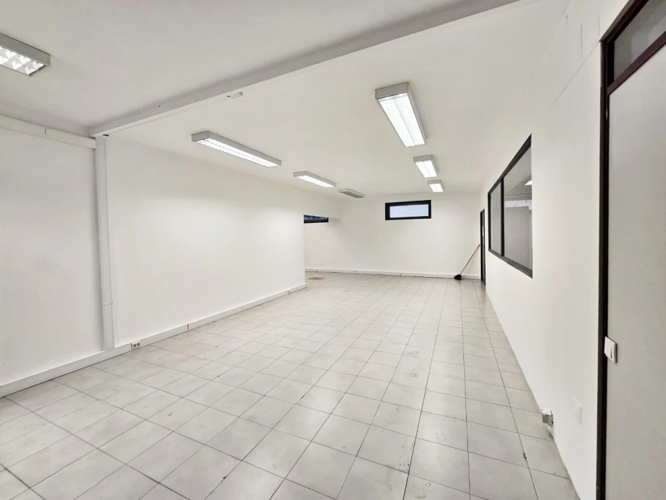 Armazém para Arrendamento em Castêlo da Maia Foto 14