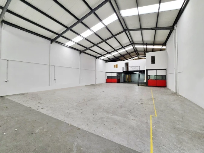 Armazém para Arrendamento em Castêlo da Maia Foto 1