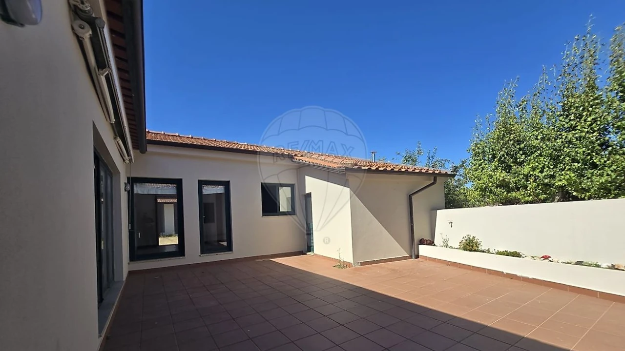 Moradia T3 para Venda em Macieira de Sarnes Foto 1