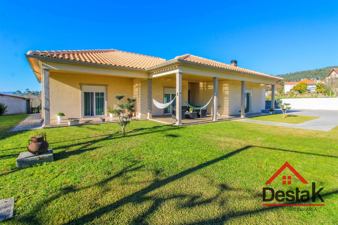 Moradia T3 para Venda em Santa Cruz da Trapa e São Cristóvão de Lafões Foto 1