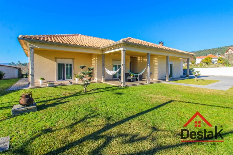 Moradia T3 para Venda em Santa Cruz da Trapa e São Cristóvão de Lafões