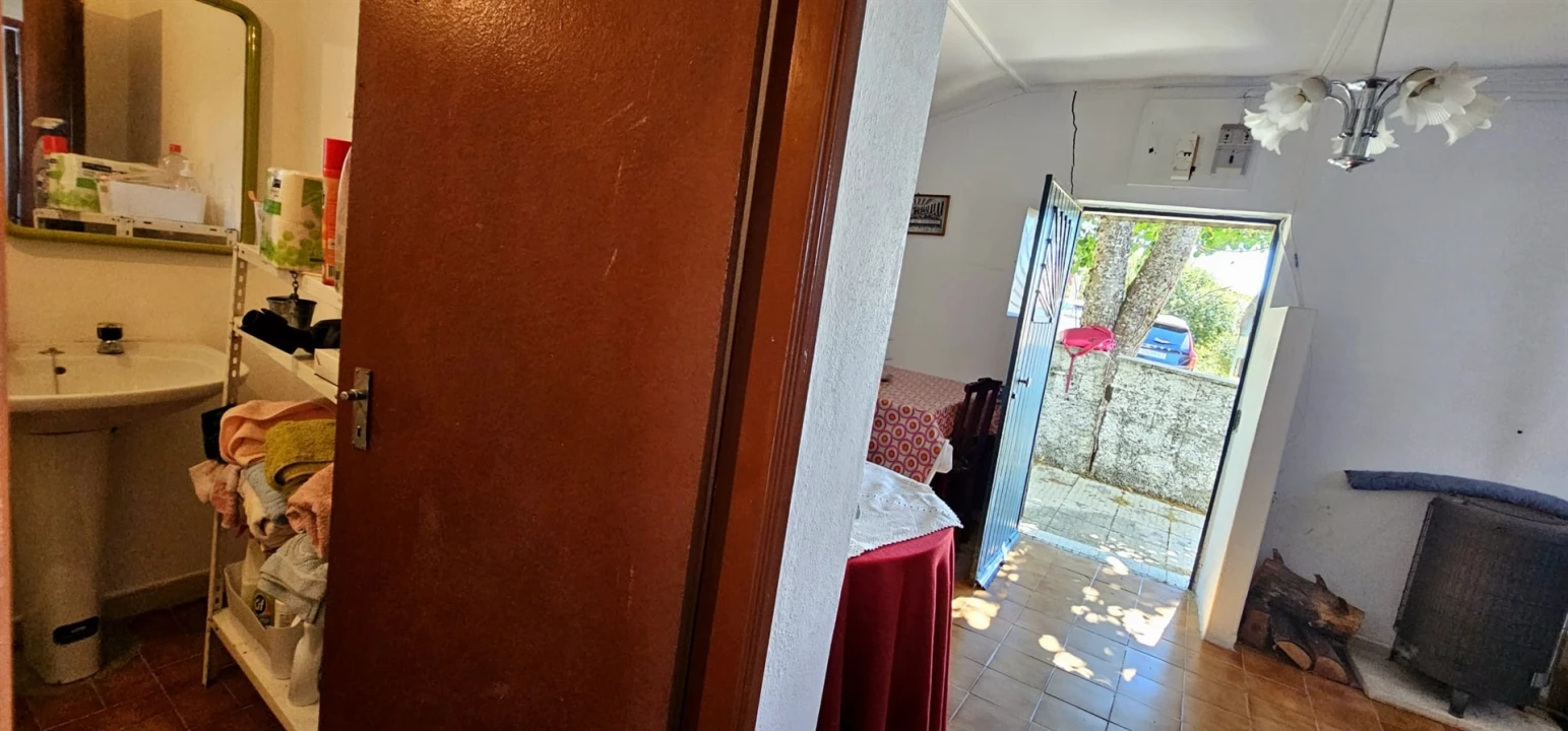 Moradia T2 para Venda em Cortes do Meio Foto 24