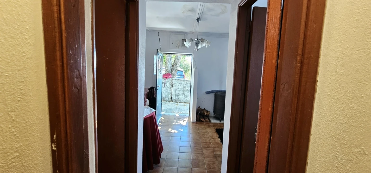 Moradia T2 para Venda em Cortes do Meio Foto 28