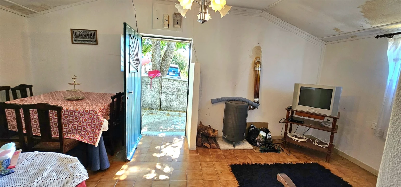 Moradia T2 para Venda em Cortes do Meio Foto 17