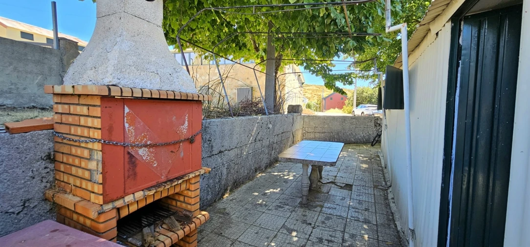 Moradia T2 para Venda em Cortes do Meio Foto 8