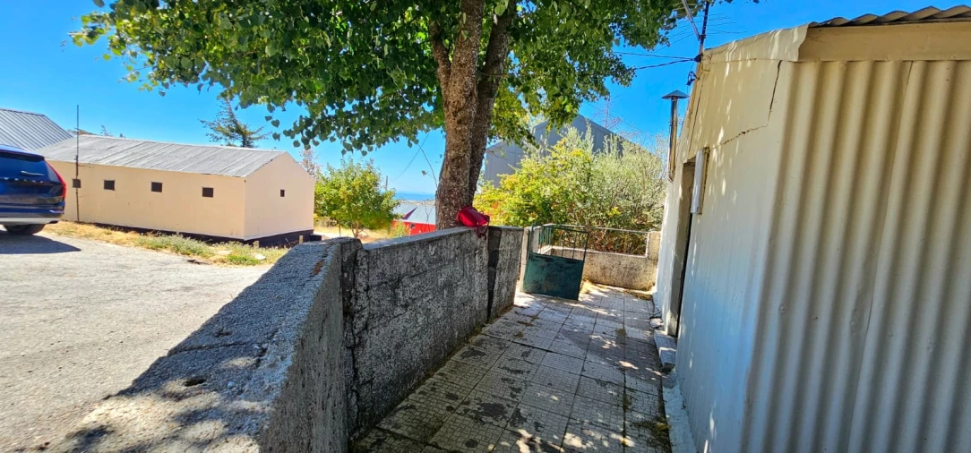 Moradia T2 para Venda em Cortes do Meio Foto 6