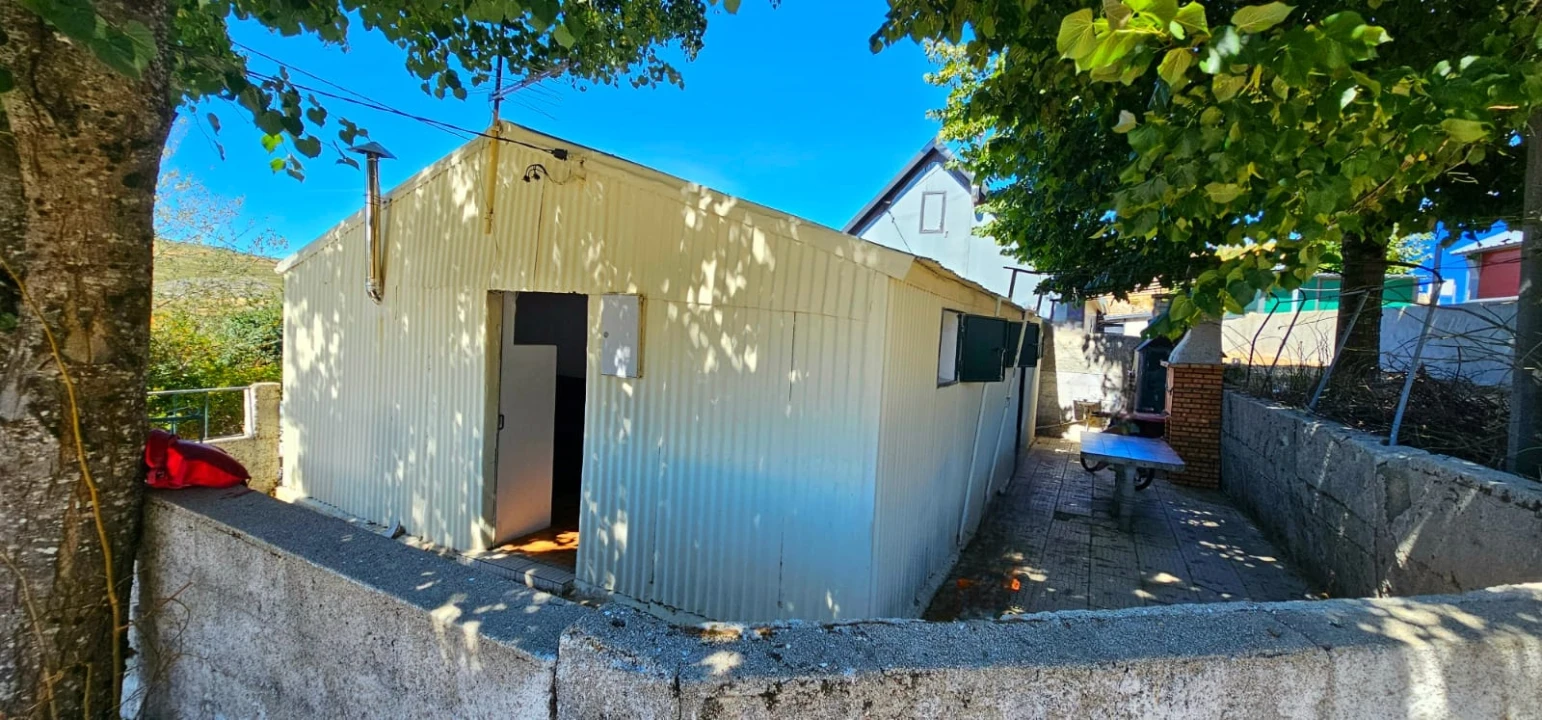 Moradia T2 para Venda em Cortes do Meio Foto 2