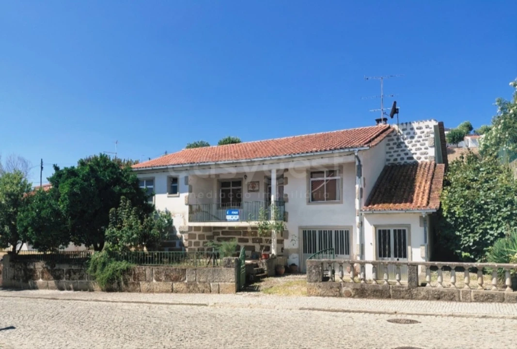 Moradia T4 para Venda em Freixo de Espada a Cinta e Mazouco Foto 1