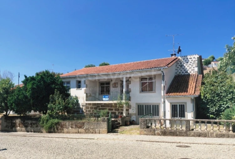 Moradia T4 para Venda em Freixo de Espada a Cinta e Mazouco Foto 1