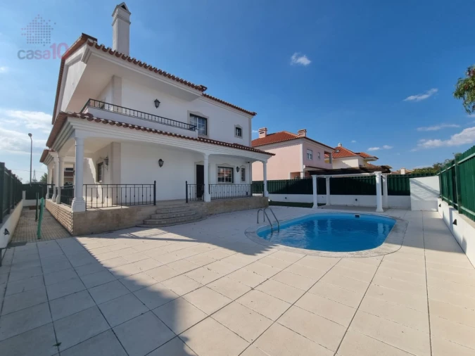 Moradia T4 para Arrendamento em Atalaia e Alto Estanqueiro-Jardia