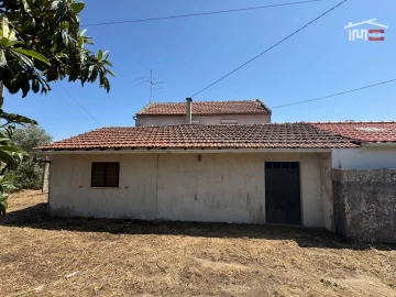 Moradia T3 para Venda em Nossa Senhora das Misericordias