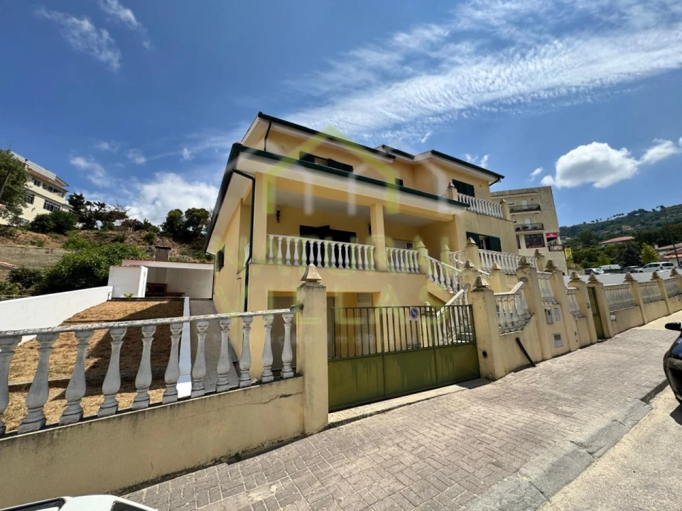 Moradia T5 para Venda em Resende Foto 1