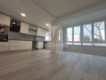 Apartamento T2 para Venda em Oeiras e São Julião da Barra, Paço de Arcos e Caxias