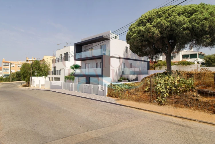 Moradia T4 para Venda em Montenegro Foto 2