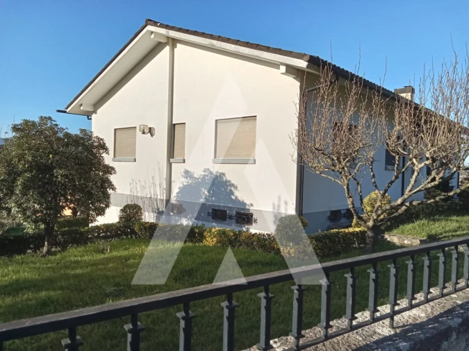 Moradia T4 para Venda em Lanhelas Foto 4