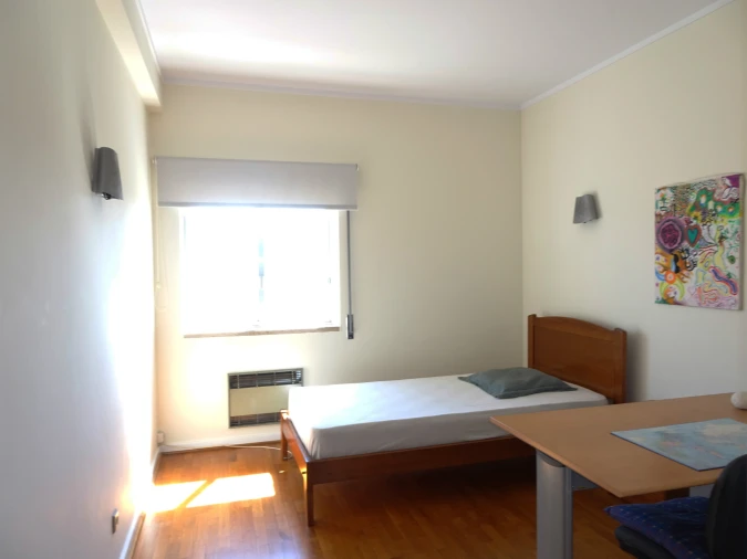 Quarto para Arrendamento em Santo Antonio dos Olivais