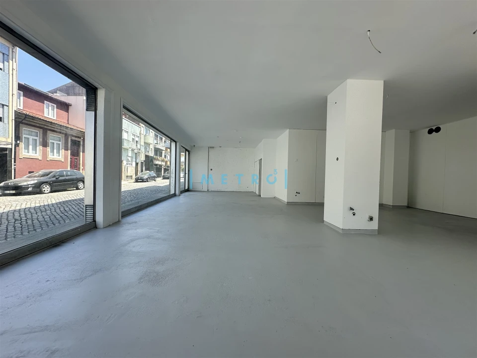 Loja para Arrendamento em Paranhos Foto 1