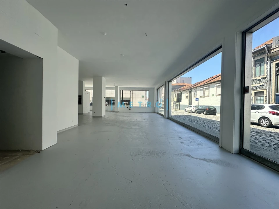 Loja para Arrendamento em Paranhos Foto 2