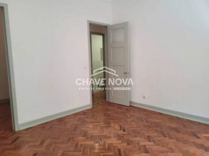 Apartamento T3 para Arrendamento em Santo António Foto 12