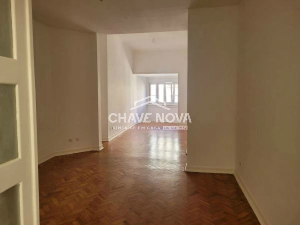Apartamento T2 para Arrendamento em Santo António Foto 1