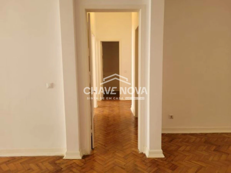 Apartamento T2 para Arrendamento em Santo António Foto 9