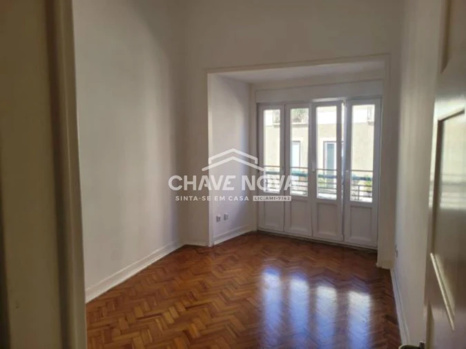 Apartamento T2 para Arrendamento em Santo António Foto 3