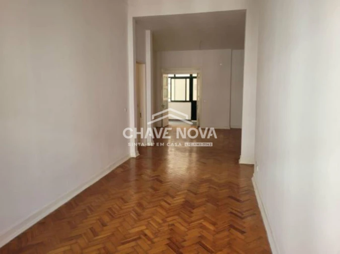 Apartamento T2 para Arrendamento em Santo António Foto 4