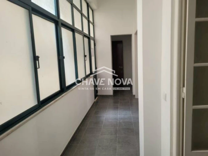 Apartamento T2 para Arrendamento em Santo António Foto 13
