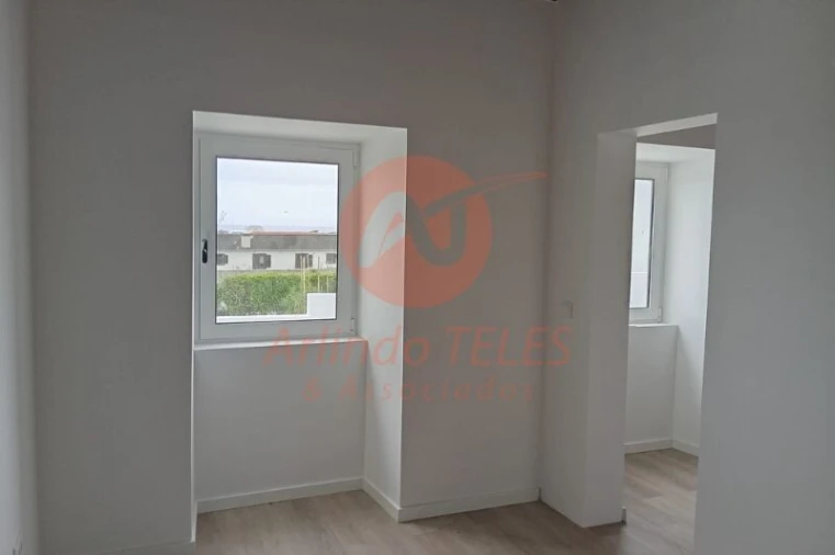 Moradia T3 para Venda em Praia da Vitoria (Santa Cruz) Foto 8