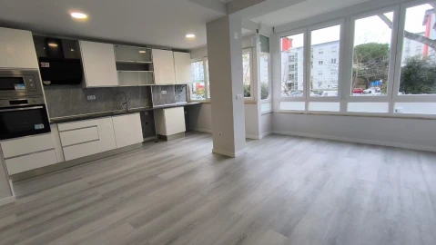 Apartamento T2 para Venda em Oeiras e São Julião da Barra, Paço de Arcos e Caxias
