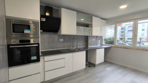 Apartamento T2 para Venda em Oeiras e São Julião da Barra, Paço de Arcos e Caxias